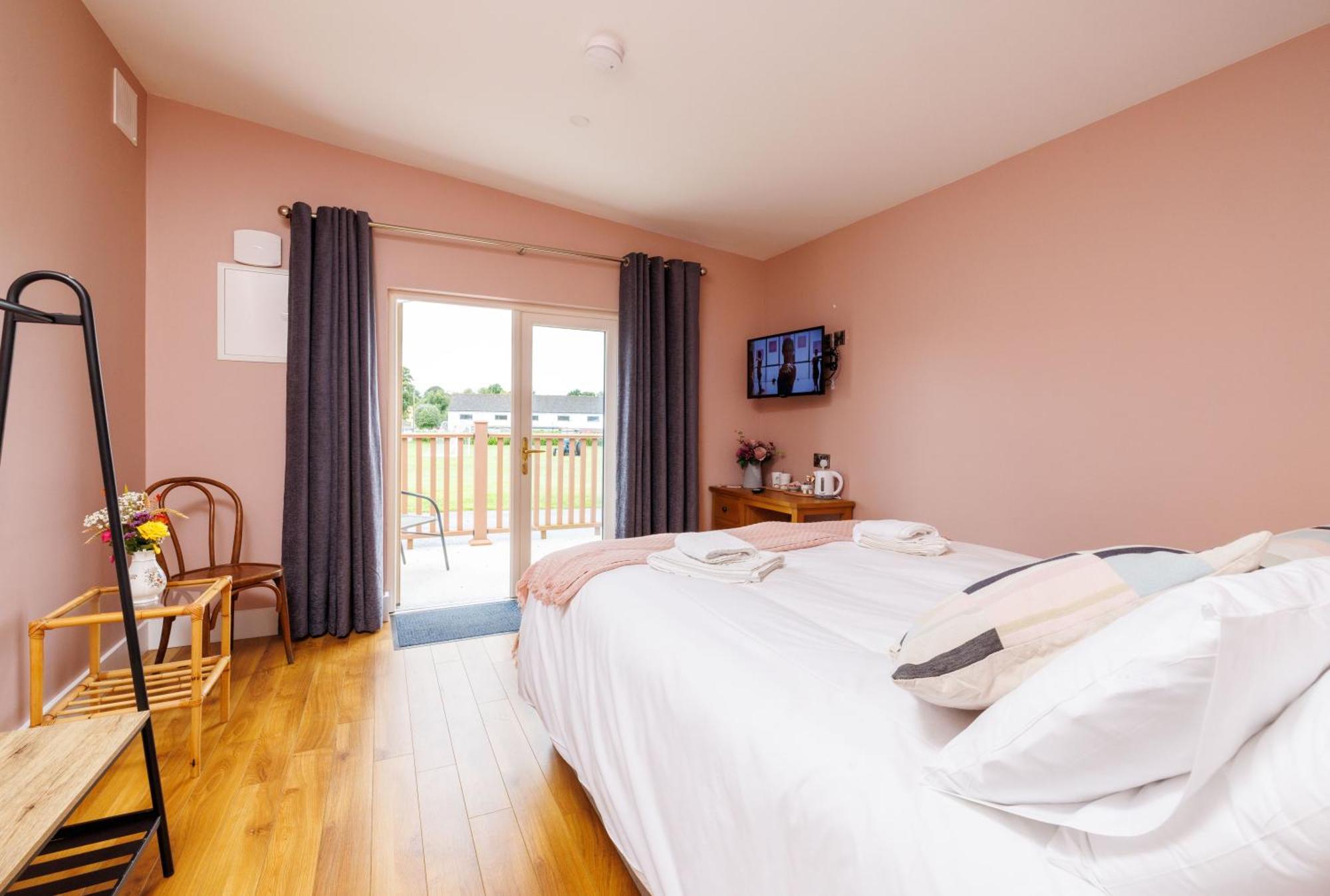 Stoneyford Luxurious Cabins Exterior foto